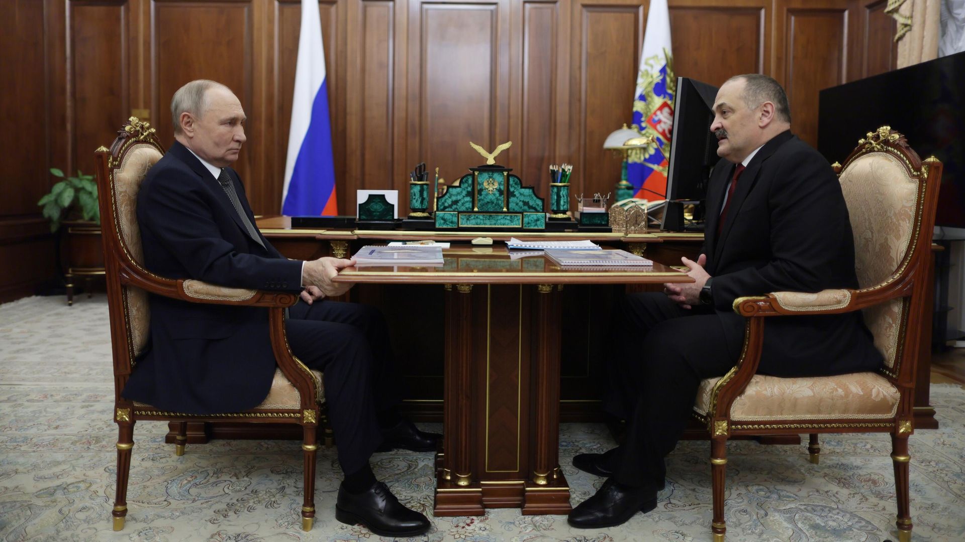 Президент РФ Владимир Путин и глава Республики Дагестан Сергей Меликов во время встречи Президент РФ Владимир Путин и глава Республики Дагестан Сергей Меликов во время встречи - РИА Новости, 1920, 29.01.2025