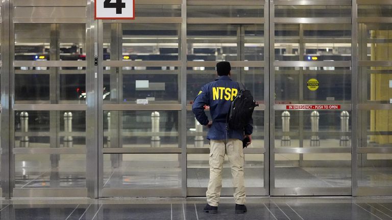 Сотрудник Национального совета по безопасности на транспорте (NTSB) стоит у двери Вашингтонского национального аэропорта имени Рональда Рейгана Сотрудник Национального совета по безопасности на транспорте (NTSB) стоит у двери Вашингтонского национального аэропорта имени Рональда Рейгана