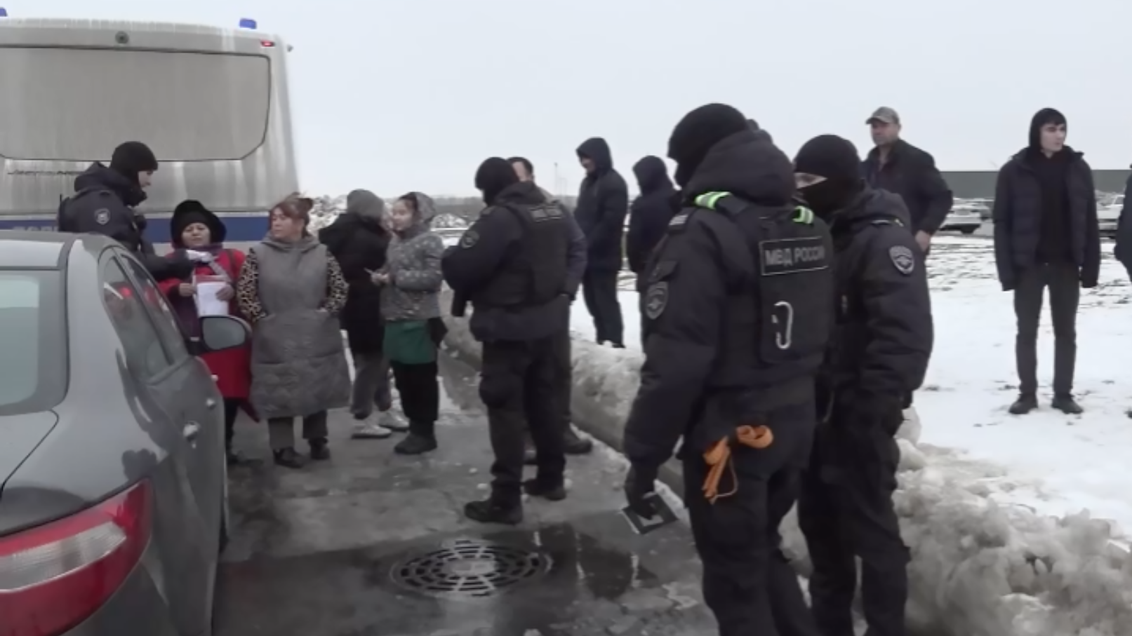 Полиция Санкт-Петербурга во время масштабного рейд по выявлению нелегальных мигрантов Полиция Санкт-Петербурга во время масштабного рейд по выявлению нелегальных мигрантов - РИА Новости, 1920, 30.01.2025