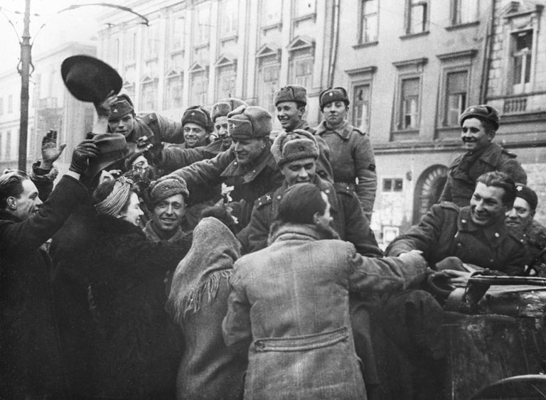 Жители освобожденного Кракова приветствуют бойцов Советской Армии Жители освобожденного Кракова приветствуют бойцов Советской Армии