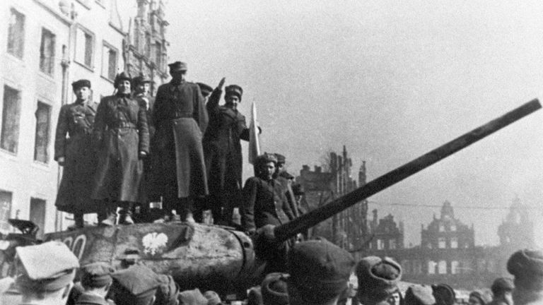Советские и польские воины на митинге, посвященном освобождению города Данцига (Гданьска)