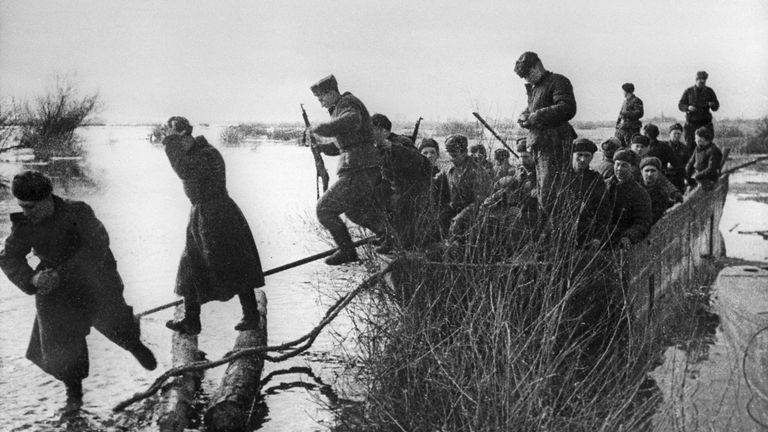 Бойцы 1-го Белорусского фронта форсируют реку Одер во время Восточно-Померанской наступательной операции 