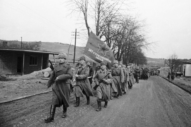 Бойцы и командиры 562-го стрелкового Новогеоргиевского ордена Суворова полка 165-й стрелковой Седлецкой Краснознаменной ордена Кутузова дивизии со знаменем во время парадного прохождения в честь взятия города Сопот и выхода на берег Балтийского моря