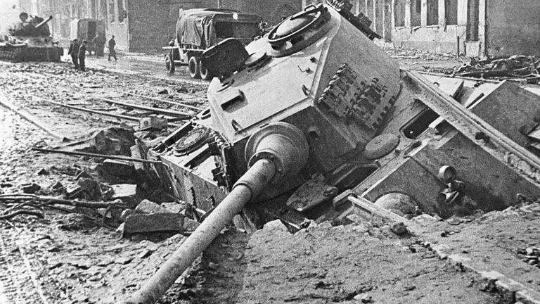 Немецкий танк Тигр II из состава 503-го тяжелого танкового батальона СС, провалившийся в воронку от авиабомбы, на улицах Данцига (ныне Гданьск)