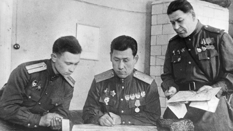 Адъютант генерала Леонид Юсупов, командир 37-й гвардейской стрелковой дивизии 18-го стрелкового корпуса 65-й армии 2-го Белорусского фронта генерал-майор Сабир Рахимов и командующий артиллерией полковник Семен Анисимович Руденко разрабатывают план операции на подходах к городу Грудзендзу (Грауденц)