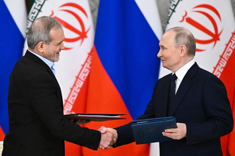 Президент РФ Владимир Путин и президент Ирана Масуд Пезешкиан подписали договор о стратегическом партнерстве Президент РФ Владимир Путин и президент Ирана Масуд Пезешкиан подписали договор о стратегическом партнерстве