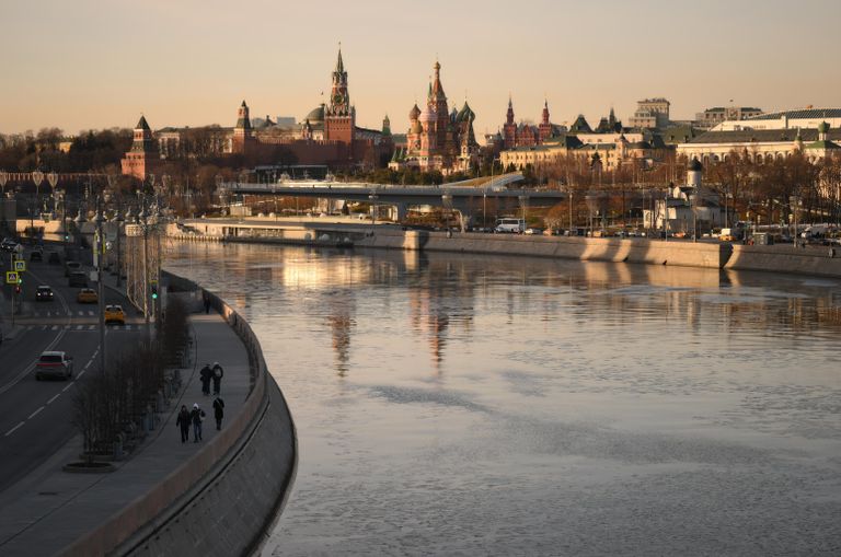 Вид на Московский Кремль и Покровский собор (храм Василия Блаженного) от Большого Устьинского моста Вид на Московский Кремль и Покровский собор (храм Василия Блаженного) от Большого Устьинского моста