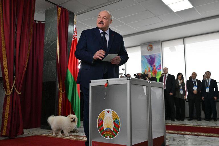 Действующий президент Белоруссии Александр Лукашенко голосует на президентских выборах на избирательном участке в Минске Действующий президент Белоруссии Александр Лукашенко голосует на президентских выборах на избирательном участке в Минске