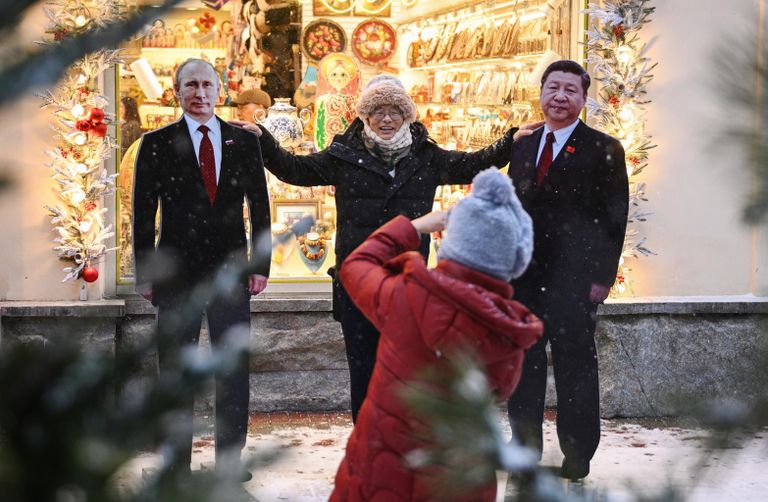 Турист фотографируется у фигур президента РФ Владимира Путина и председателя КНР Си Цзиньпина на Арбате Турист фотографируется у фигур президента РФ Владимира Путина и председателя КНР Си Цзиньпина на Арбате