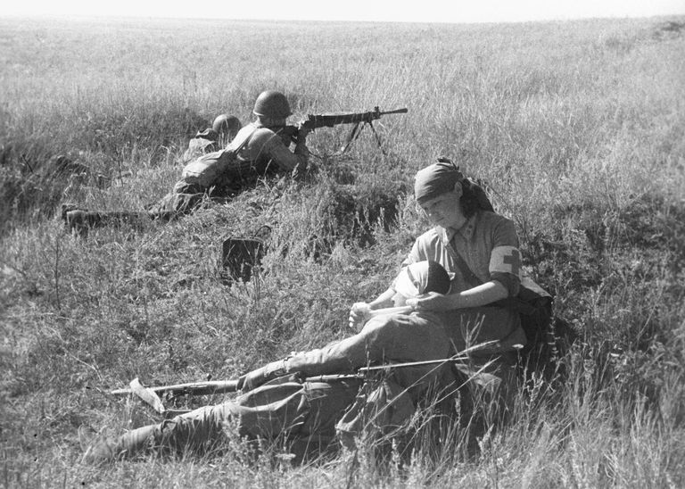 Санинструктор В. Смирнова оказывает помощь раненному на поле боя