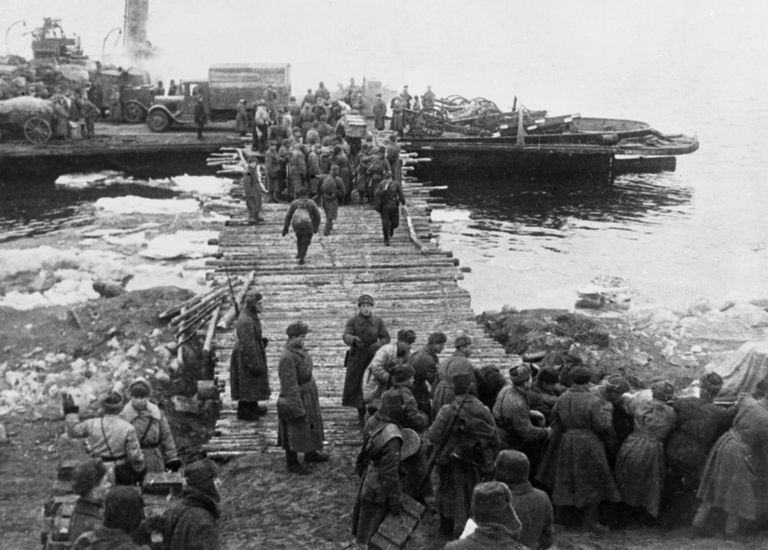 Советские саперы из 1-й понтонно-мостовой роты капитана Виктора Корикова, 107-го отдельного моторизованного понтонно-мостового батальона строят переправу через Волгу в Сталинграде