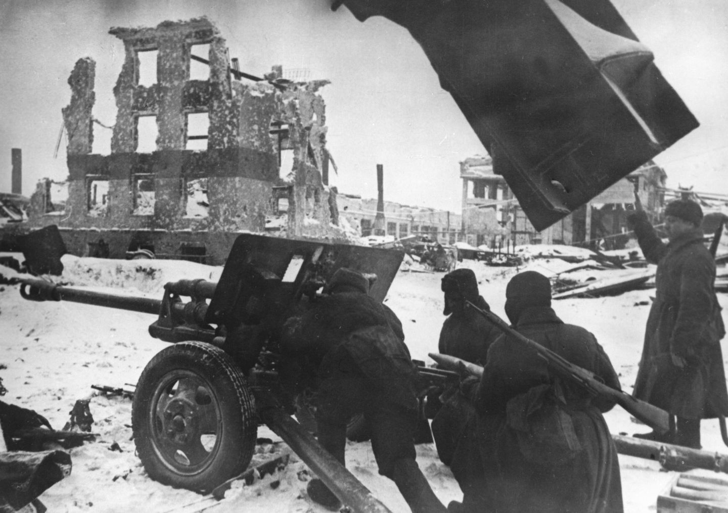Советские артиллеристы во время одного из уличных боев в Сталинграде