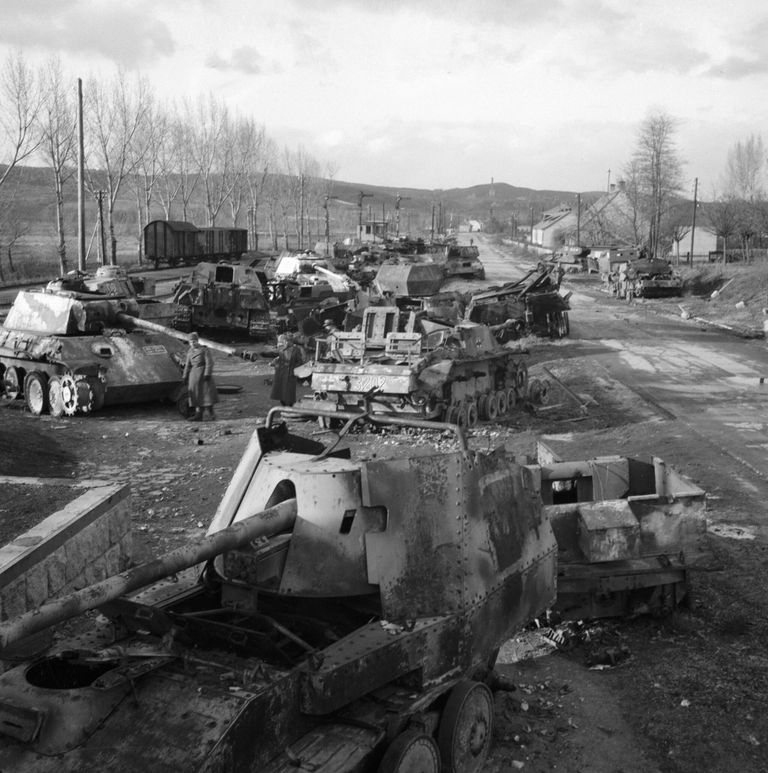 Великая Отечественная война 1941-1945 гг. Освобождение Венгрии от немецко-фашистских захватчиков. Разбитая колонна немецкой бронетехники на подступах к Будапешту Великая Отечественная война 1941-1945 гг. Освобождение Венгрии от немецко-фашистских захватчиков. Разбитая колонна немецкой бронетехники на подступах к Будапешту