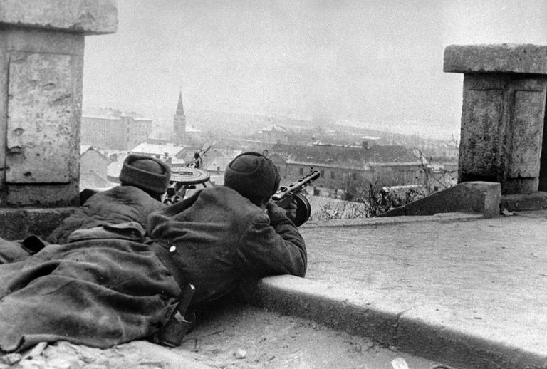 Великая Отечественная война 1941-1945 гг. Освобождение Венгрии от немецко-фашистских захватчиков. Бойцы стрелковой части ведут бой на улицах Будапешта Великая Отечественная война 1941-1945 гг. Освобождение Венгрии от немецко-фашистских захватчиков. Бойцы стрелковой части ведут бой на улицах Будапешта