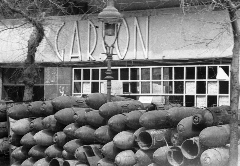 Освобождение Венгрии от немецко-фашистских захватчиков. Контейнеры, в которых немцы сбрасывали с самолетов оружие и продовольствие окруженным в городе войскам Освобождение Венгрии от немецко-фашистских захватчиков. Контейнеры, в которых немцы сбрасывали с самолетов оружие и продовольствие окруженным в городе войскам