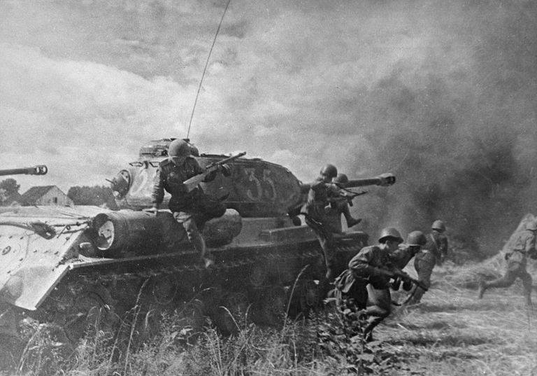 Будапештская наступательная операция советских войск.
Советская пехота под прикрытием танков идет в атаку во время наступления 3-го Украинского фронта в районе Будапешта. Будапештская наступательная операция советских войск.
Советская пехота под прикрытием танков идет в атаку во время наступления 3-го Украинского фронта в районе Будапешта.