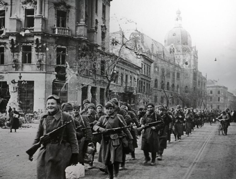 Советские войска на улицах Будапешта Советские войска на улицах Будапешта