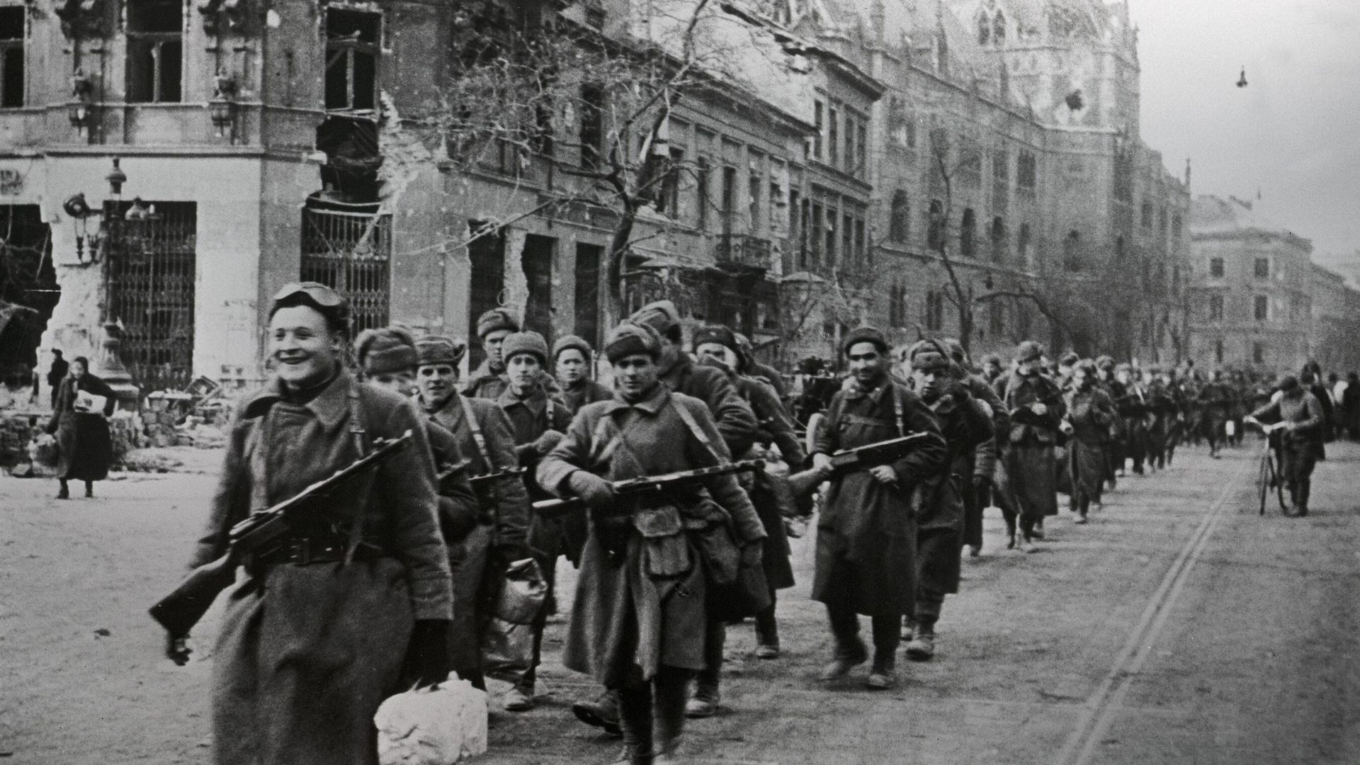 Советские войска на улицах Будапешта - РИА Новости, 1920, 13.02.2025