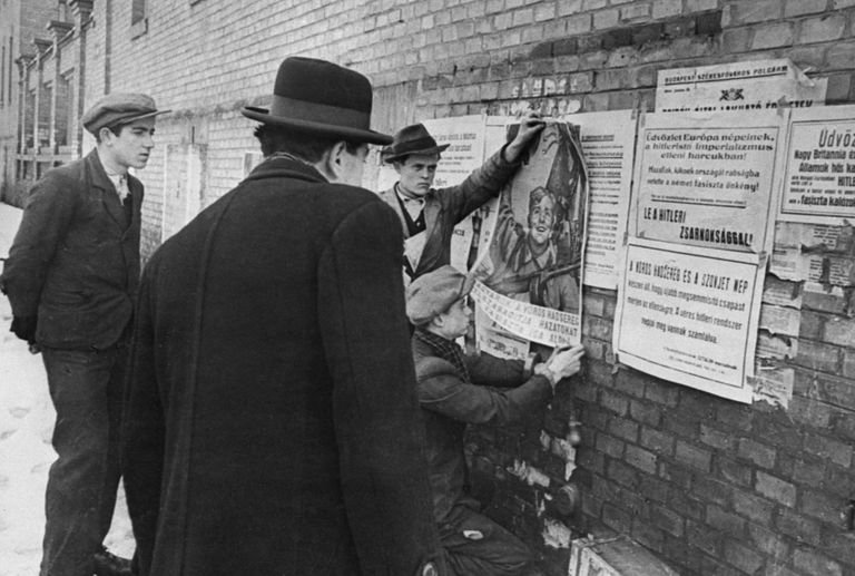 Великая Отечественная война 1941-1945 гг. Жители освобожденного Будапешта читают обращение Венгерского правительства Великая Отечественная война 1941-1945 гг. Жители освобожденного Будапешта читают обращение Венгерского правительства