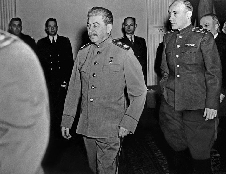 Маршал СССР И. В. Сталин направляется на очередное заседание Ялтинской (Крымской) конференции глав правительств трех союзных держав — СССР, США и Великобритании Маршал СССР И. В. Сталин направляется на очередное заседание Ялтинской (Крымской) конференции глав правительств трех союзных держав — СССР, США и Великобритании