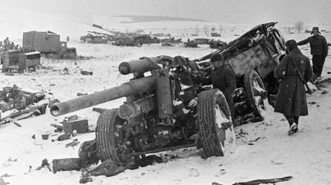 Корсунь-Шевченковская наступательная операция войск 1-го и 2-го Украинских фронтов. Поле боя в районе деревни Шандеровка. Бойцы Красной армии осматривают разбитую фашистскую военную технику