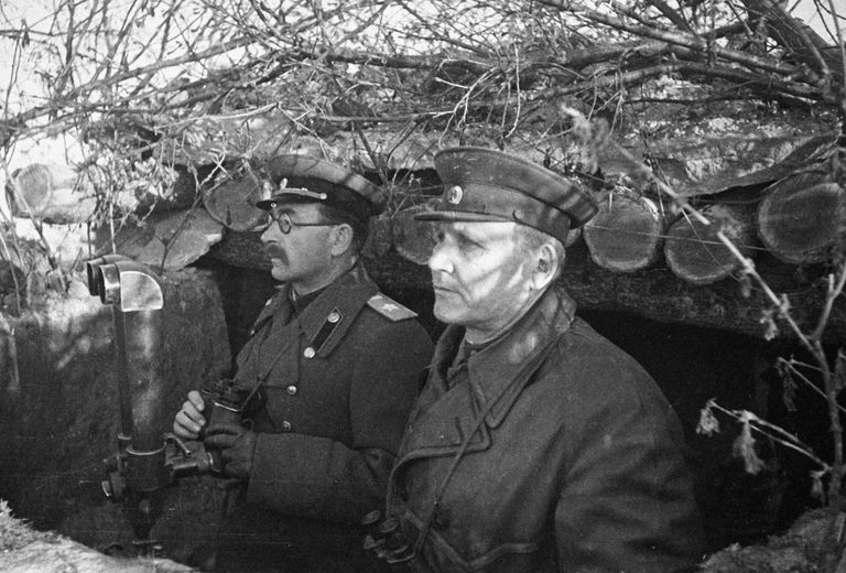 Командующий 2-м Украинским фронтом Маршал Советского Союза Иван Степанович Конев (справа) и командующий 5-й гвардейской танковой армией маршал бронетанковых войск Павел Алексеевич Ротмистров на наблюдательном пункте Командующий 2-м Украинским фронтом Маршал Советского Союза Иван Степанович Конев (справа) и командующий 5-й гвардейской танковой армией маршал бронетанковых войск Павел Алексеевич Ротмистров на наблюдательном пункте