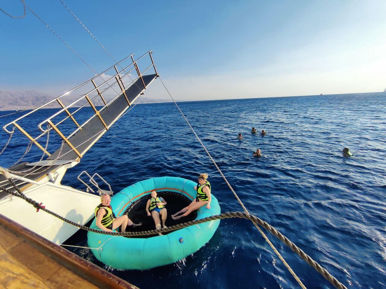 Израиль. Из Эйлата туристы могут отправиться на морскую прогулку на яхте и купаться в открытом море Израиль. Из Эйлата туристы могут отправиться на морскую прогулку на яхте и купаться в открытом море - РИА Новости, 1920, 12.06.2025
