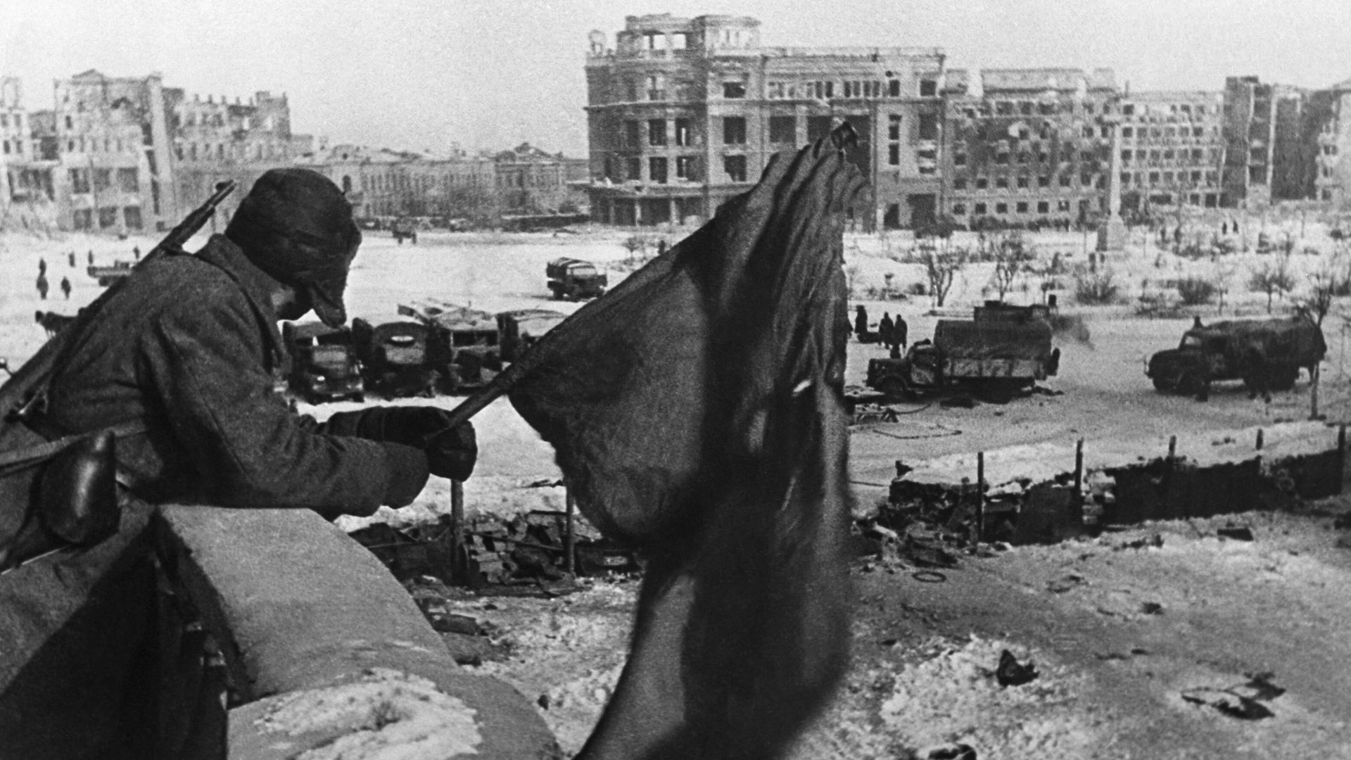 Боец держит флаг над освобожденным городом Боец держит флаг над освобожденным городом - РИА Новости, 1920, 31.01.2025