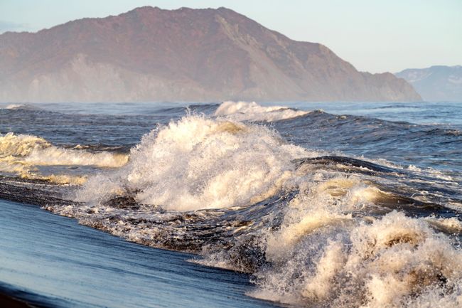 Волны на берегу Халактырского пляжа на полуострове Камчатка