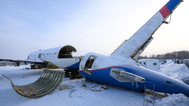 Работы по демонтажу самолета Уральских авиалиний Airbus А320 RA-73805, совершившего осенью 2023 года аварийную посадку в поле в Новосибирской области