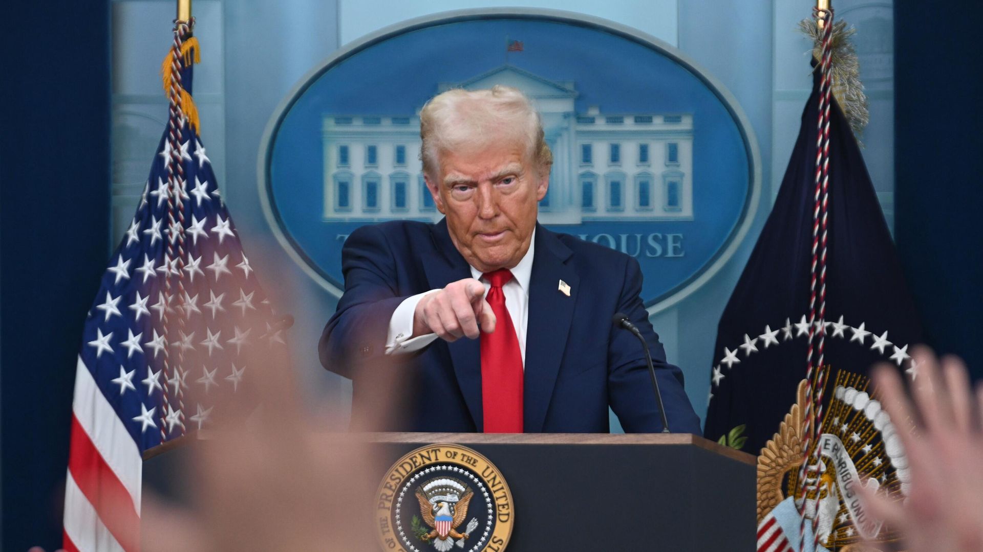 Президент США Дональд Трамп во время пресс-конференции после крушения самолета American Airlines Президент США Дональд Трамп во время пресс-конференции после крушения самолета American Airlines - РИА Новости, 1920, 31.01.2025