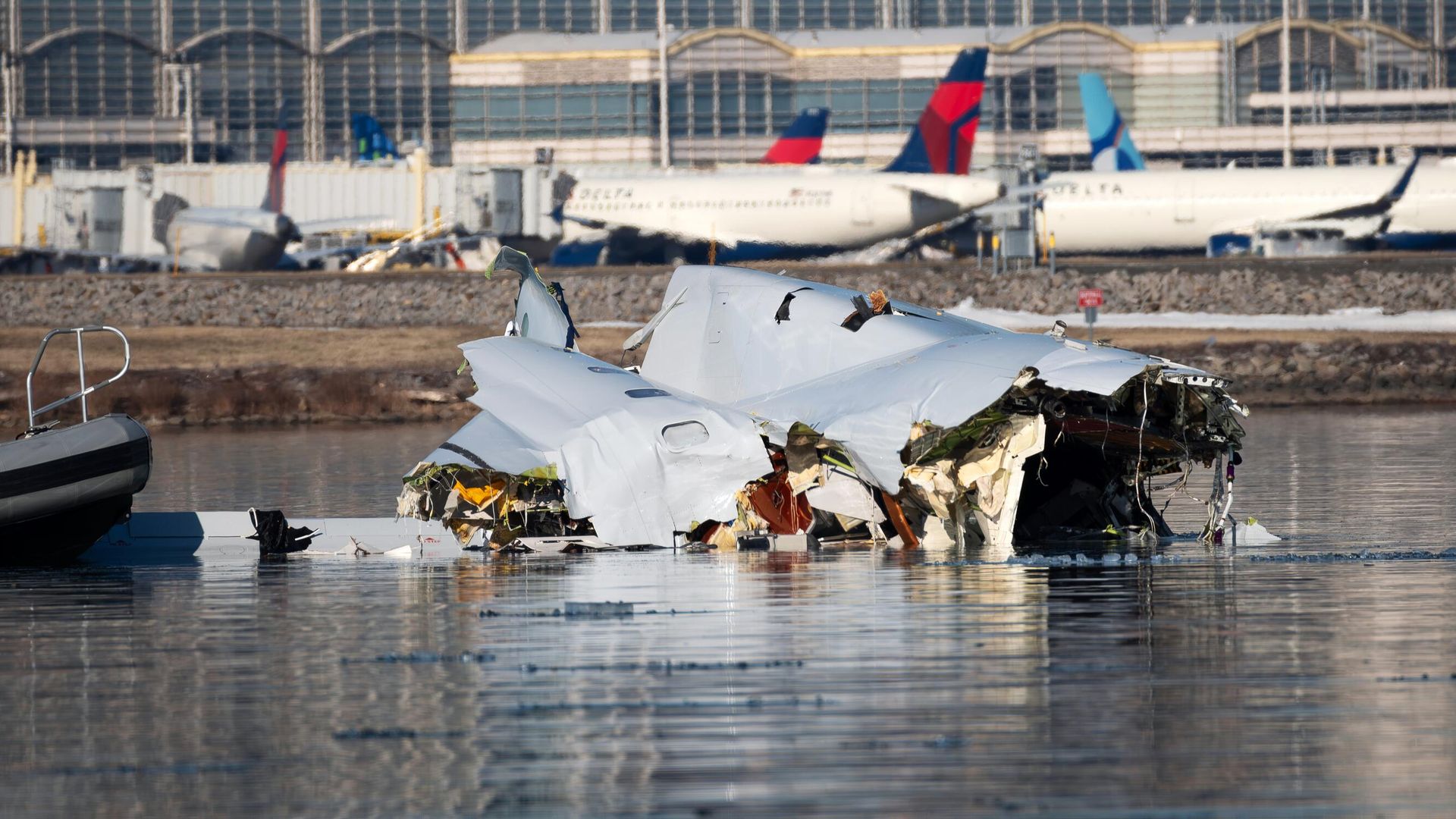 Обломки на месте крушения самолета American Airlines после столкновения с военным вертолетом Black Hawk в Вашингтоне - РИА Новости, 1920, 31.01.2025