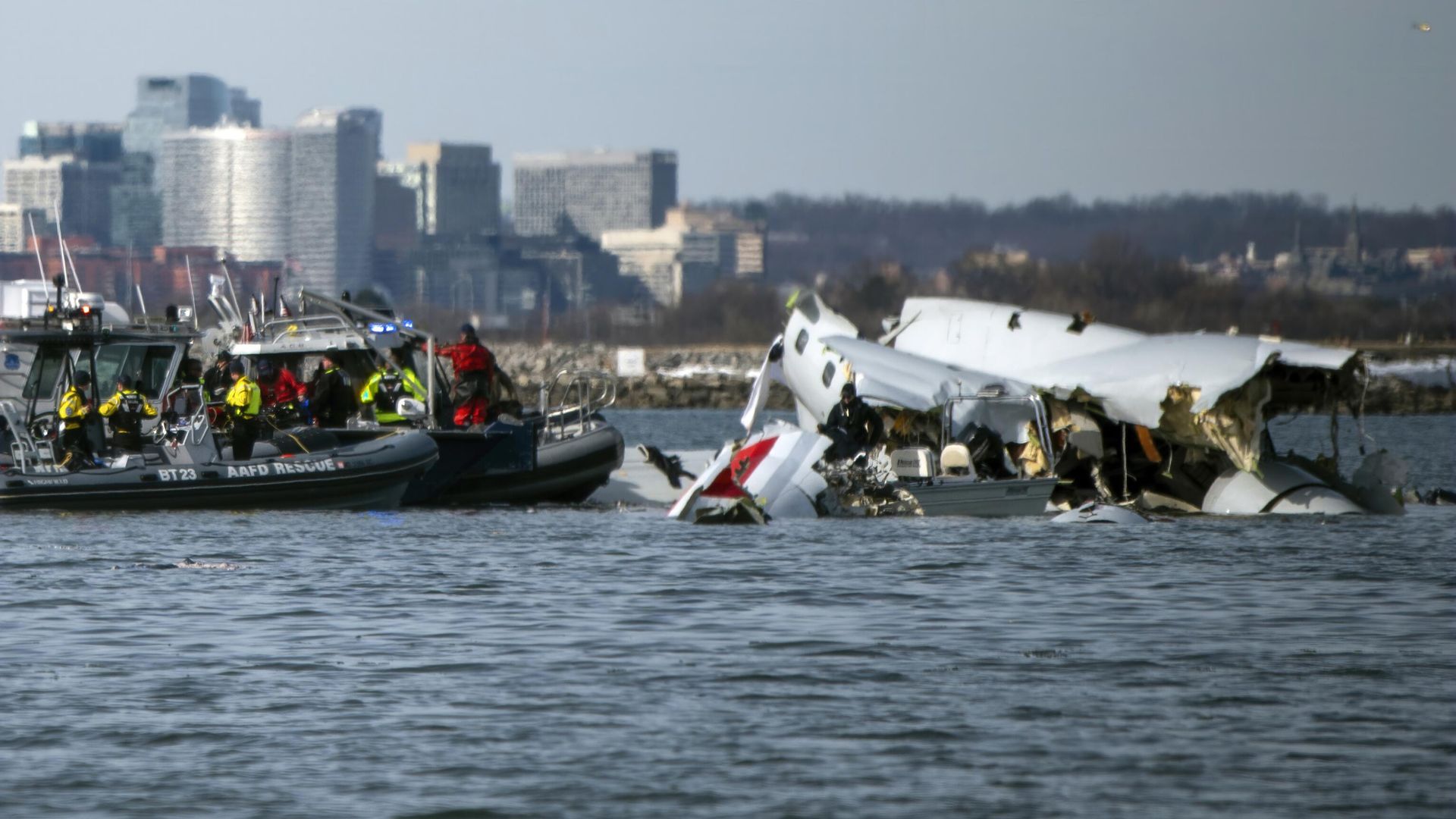 Обломки на месте крушения самолета American Airlines после столкновения с военным вертолетом Black Hawk в Вашингтоне - РИА Новости, 1920, 01.02.2025