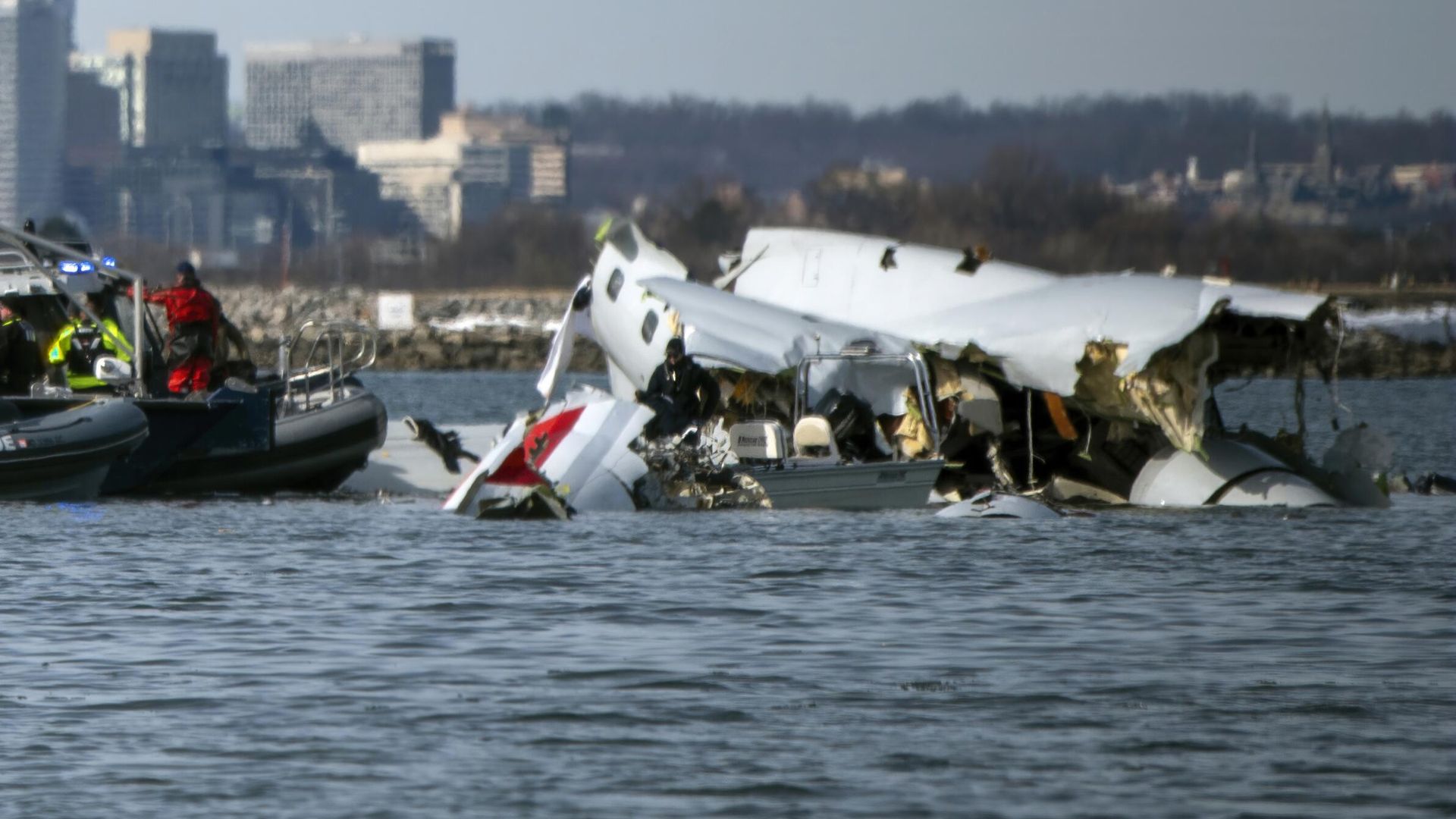 Обломки на месте крушения самолета American Airlines после столкновения с военным вертолетом Black Hawk в Вашингтоне Обломки на месте крушения самолета American Airlines после столкновения с военным вертолетом Black Hawk в Вашингтоне - РИА Новости, 1920, 28.04.2025
