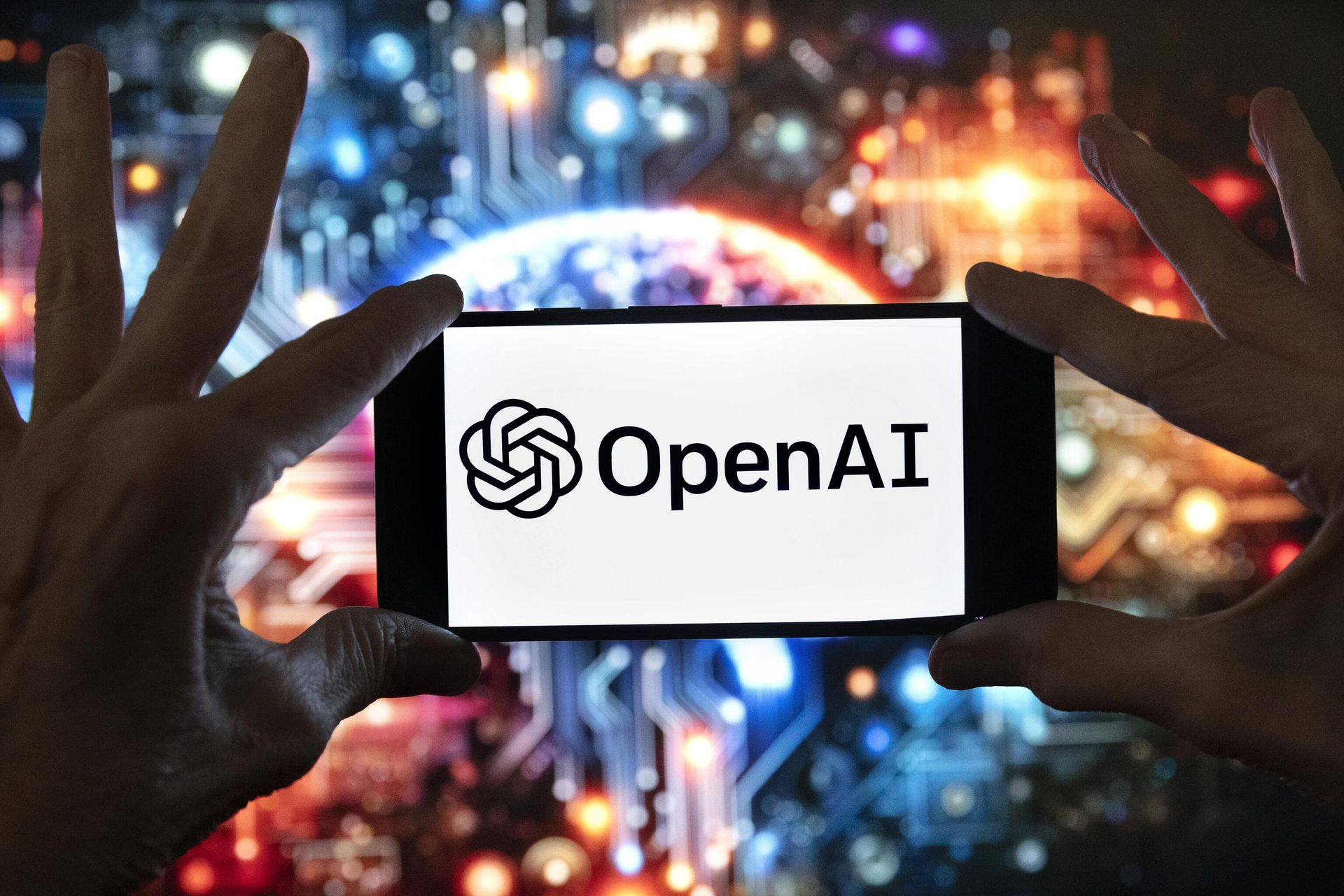 Логотип OpenAI на экране мобильного телефона - РИА Новости, 1920, 02.09.2026