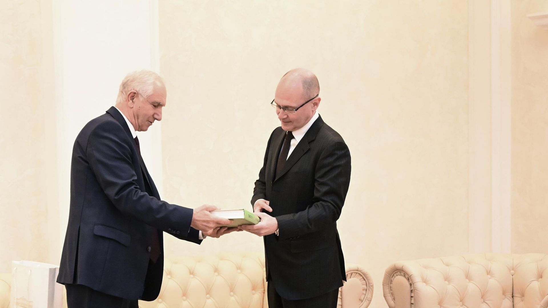 Первый заместитель руководителя администрации президента РФ Сергей Кириенко и исполняющий обязанности президента Абхазии Валерий Бганба во время встречи в посольстве РФ в Республике Абхазия Первый заместитель руководителя администрации президента РФ Сергей Кириенко и исполняющий обязанности президента Абхазии Валерий Бганба во время встречи в посольстве РФ в Республике Абхазия - РИА Новости, 1920, 31.01.2025