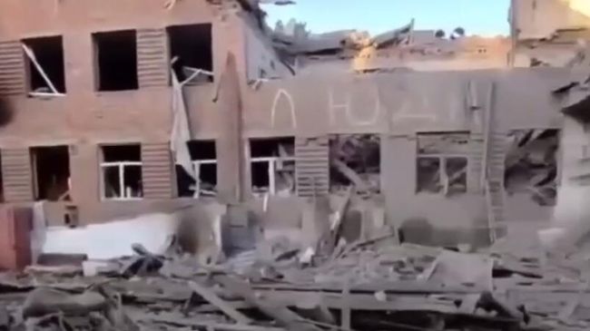 Последствия ракетного удара ВСУ по интернату в Судже. Кадр видео
