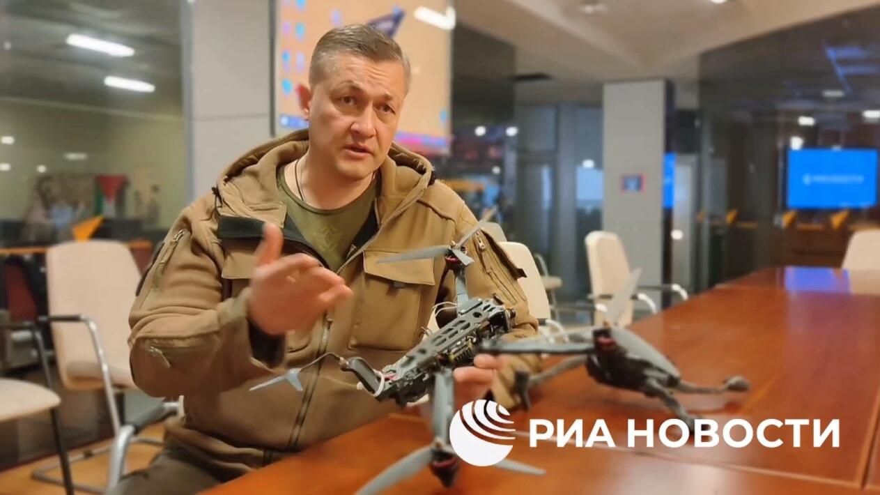 Военно-политический эксперт Ян Гагин демонстрирует аналог беспилотника, которым он был атакован под Донецком летом 2024 года. Кадр видео Военно-политический эксперт Ян Гагин демонстрирует аналог беспилотника, которым он был атакован под Донецком летом 2024 года. Кадр видео - РИА Новости, 1920, 02.02.2025