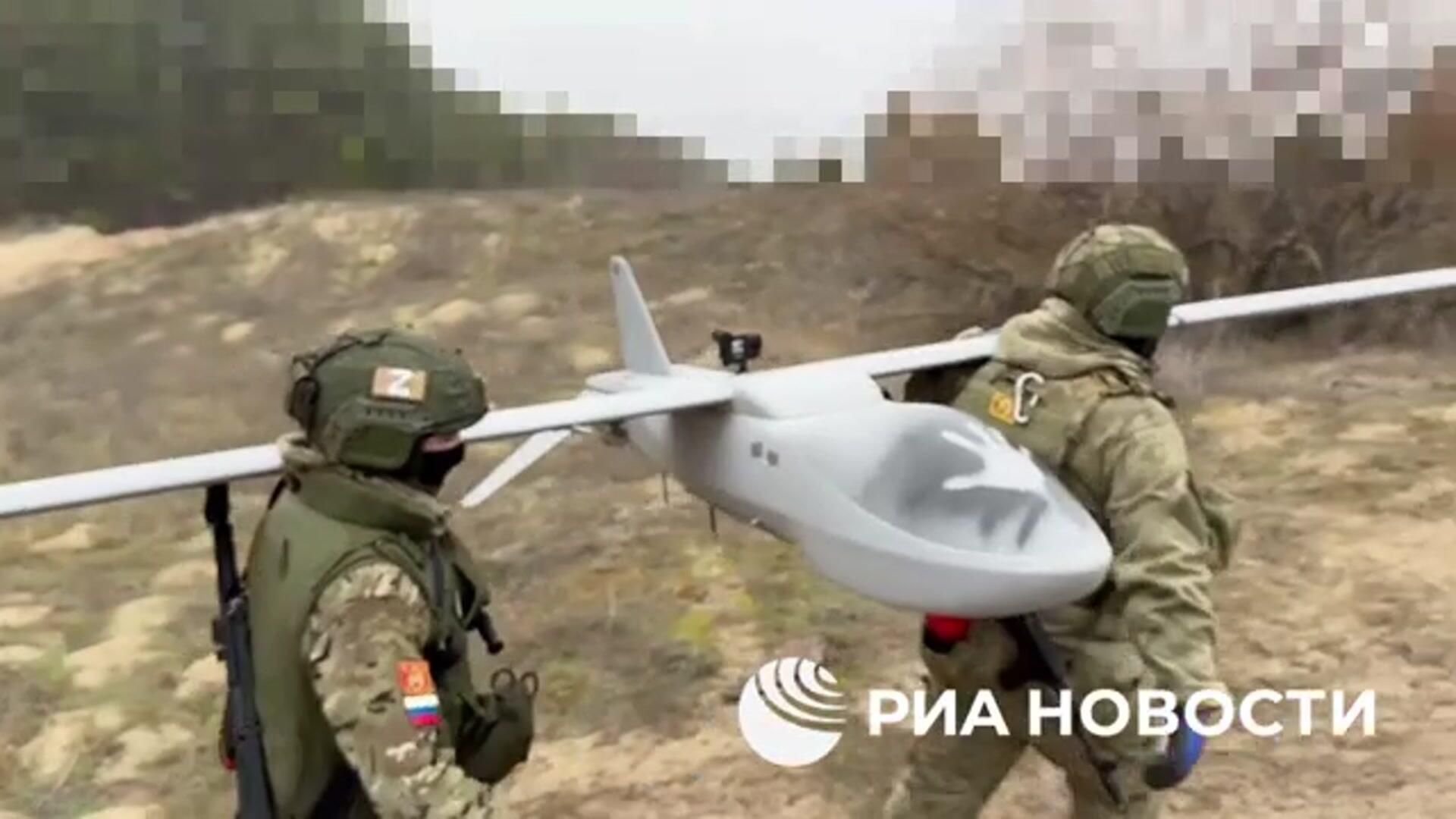 Новый российский беспилотник Мерлин-ВР корректирует удар ФАБ-1500 по скоплению украинской пехоты - РИА Новости, 1920, 02.02.2025