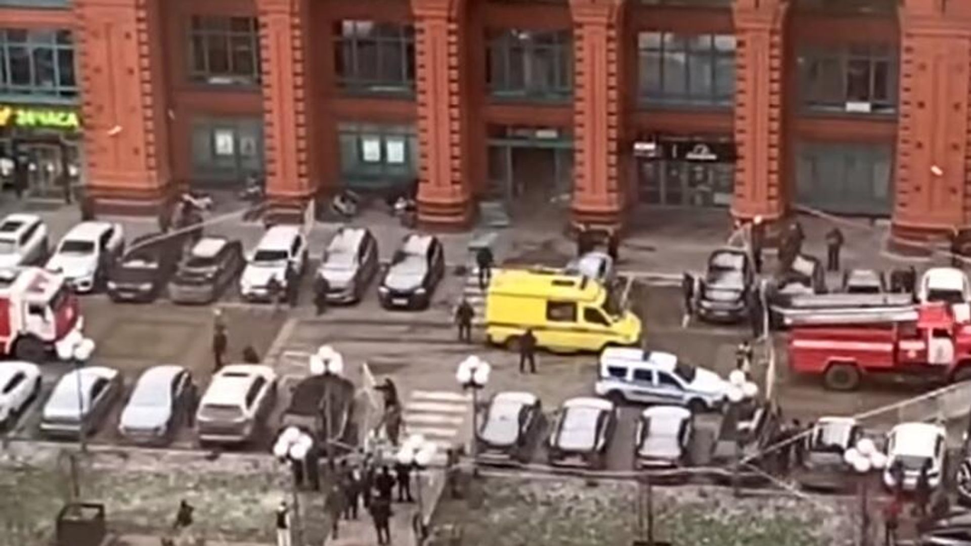 Обстановка в ЖК Алые паруса, где утром 3 февраля прогремел взрыв. Кадр видео очевидца Обстановка в ЖК Алые паруса, где утром 3 февраля прогремел взрыв. Кадр видео очевидца - РИА Новости, 1920, 03.02.2025