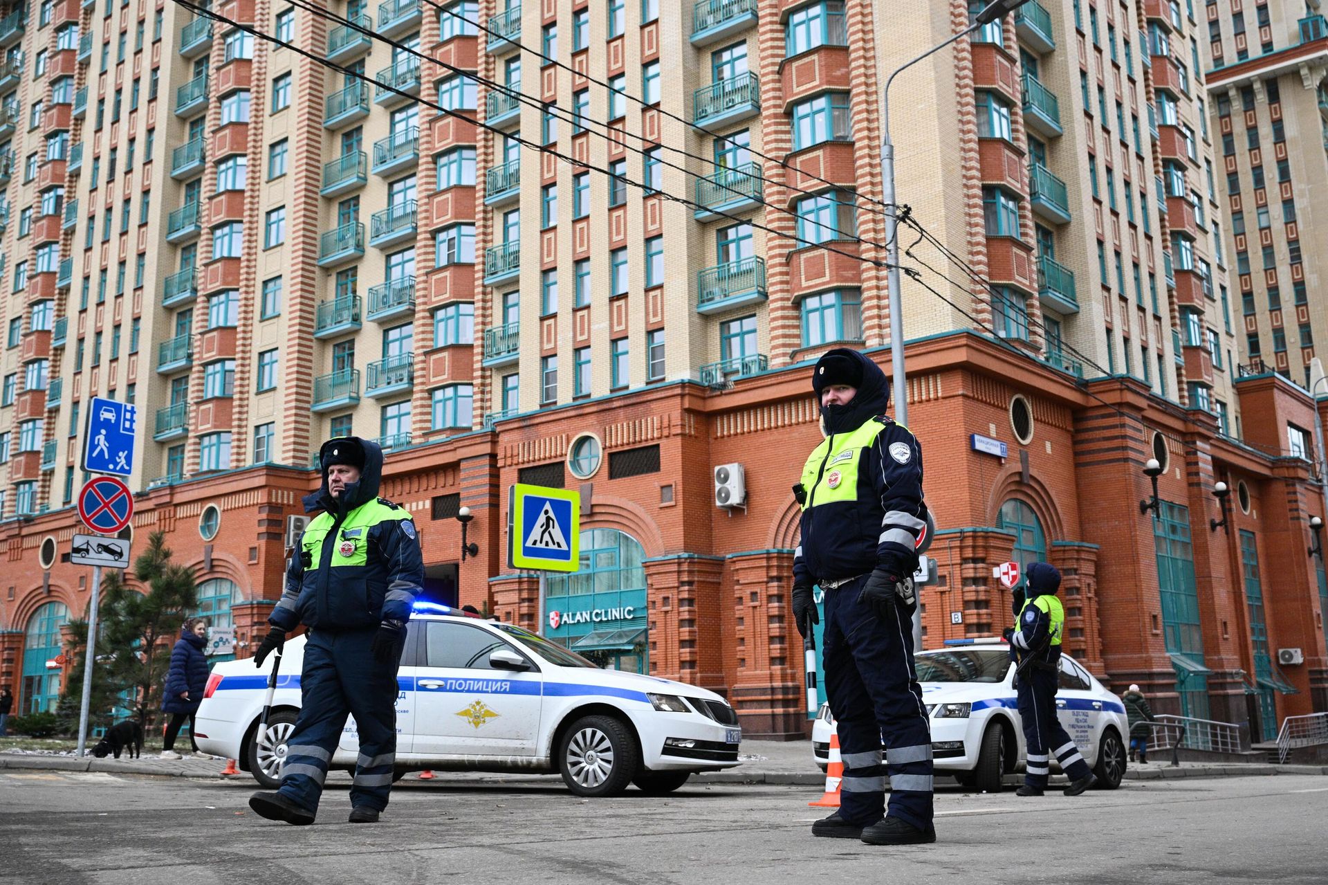 Сотрудники правоохранительных органов на месте взрыва в жилом комплексе Алые паруса Сотрудники правоохранительных органов на месте взрыва в жилом комплексе Алые паруса - РИА Новости, 1920, 03.02.2025