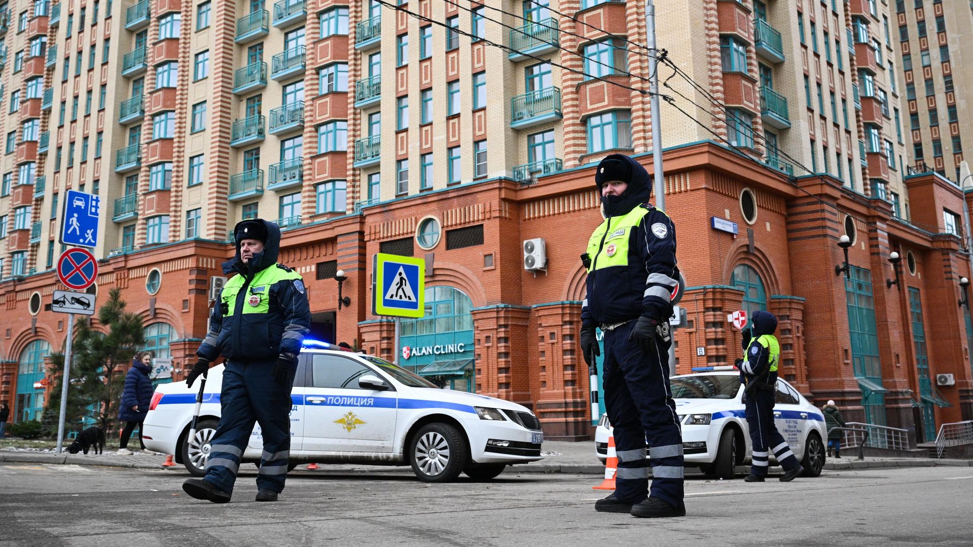Сотрудники правоохранительных органов на месте взрыва в жилом комплексе Алые паруса Сотрудники правоохранительных органов на месте взрыва в жилом комплексе Алые паруса - РИА Новости, 1920, 03.02.2025