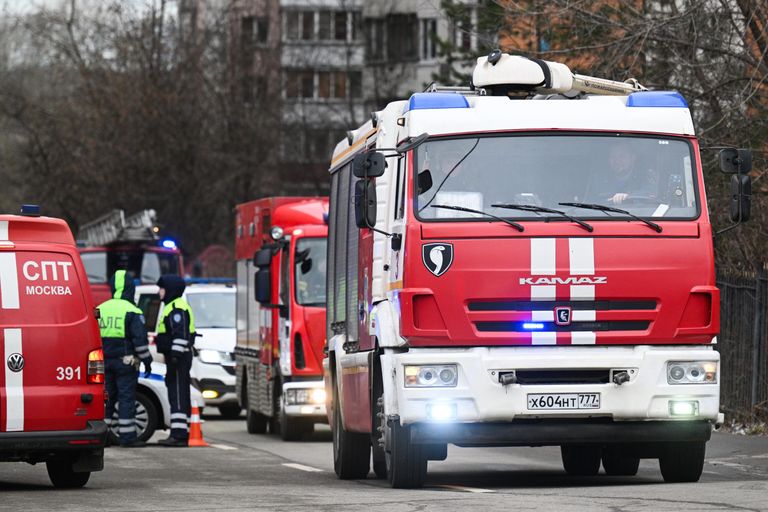 Сотрудники противопожарной службы МЧС РФ на месте взрыва в жилом комплексе Алые паруса на северо-западе Москвы Сотрудники противопожарной службы МЧС РФ на месте взрыва в жилом комплексе Алые паруса на северо-западе Москвы