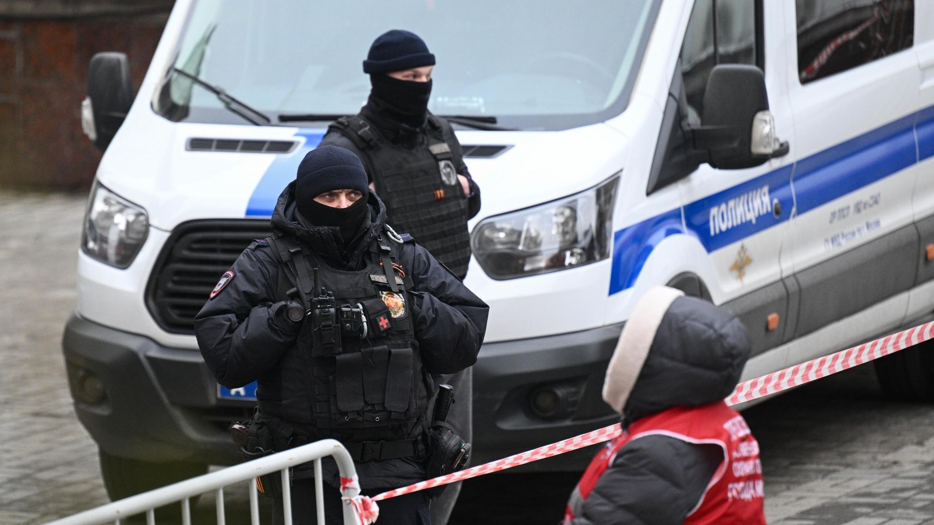 Сотрудники правоохранительных органов на месте взрыва в жилом комплексе Алые паруса Сотрудники правоохранительных органов на месте взрыва в жилом комплексе Алые паруса - РИА Новости, 1920, 04.02.2025