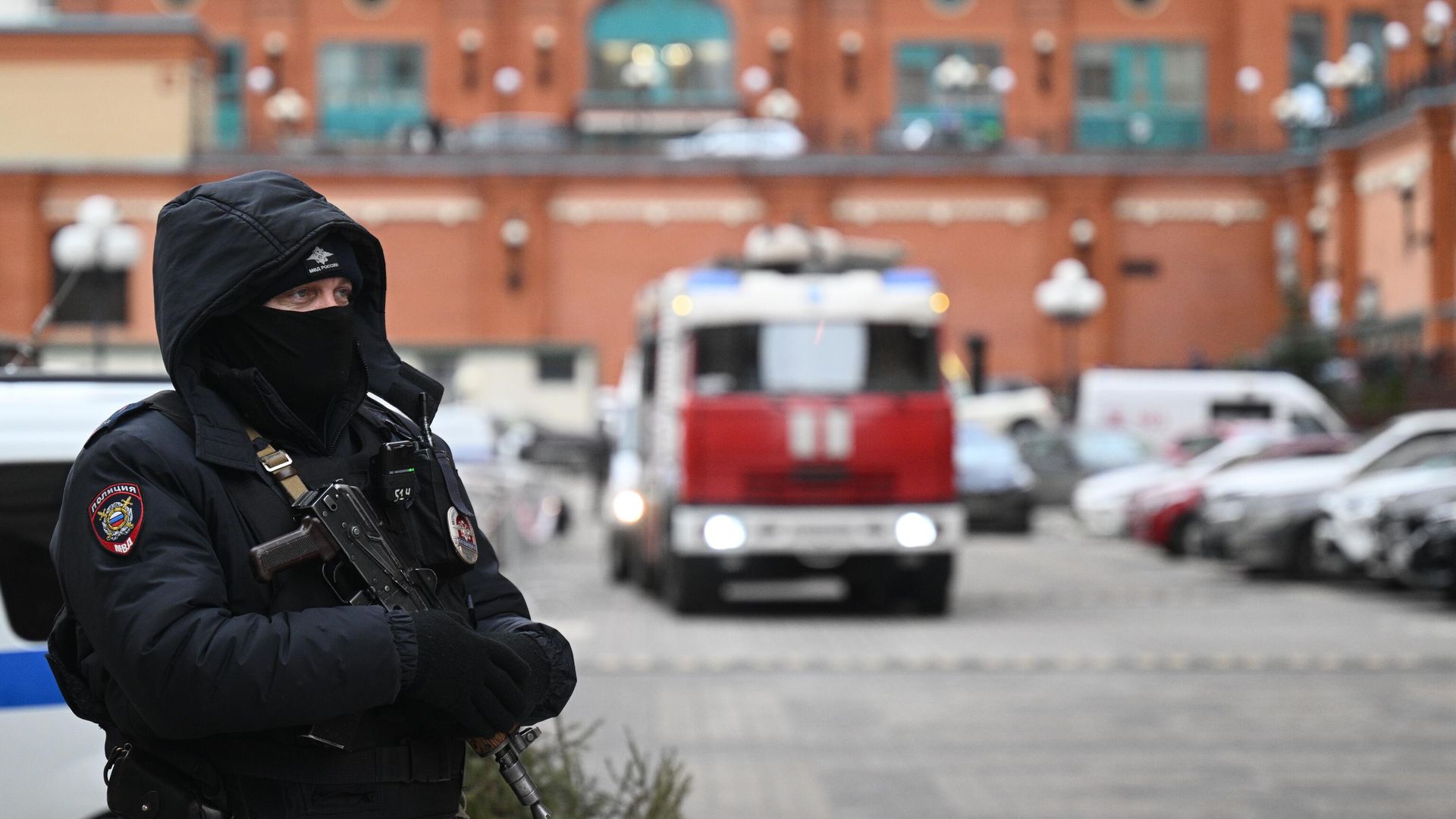 Сотрудник правоохранительных органов на месте взрыва в жилом комплексе Алые паруса Сотрудник правоохранительных органов на месте взрыва в жилом комплексе Алые паруса - РИА Новости, 1920, 03.02.2025