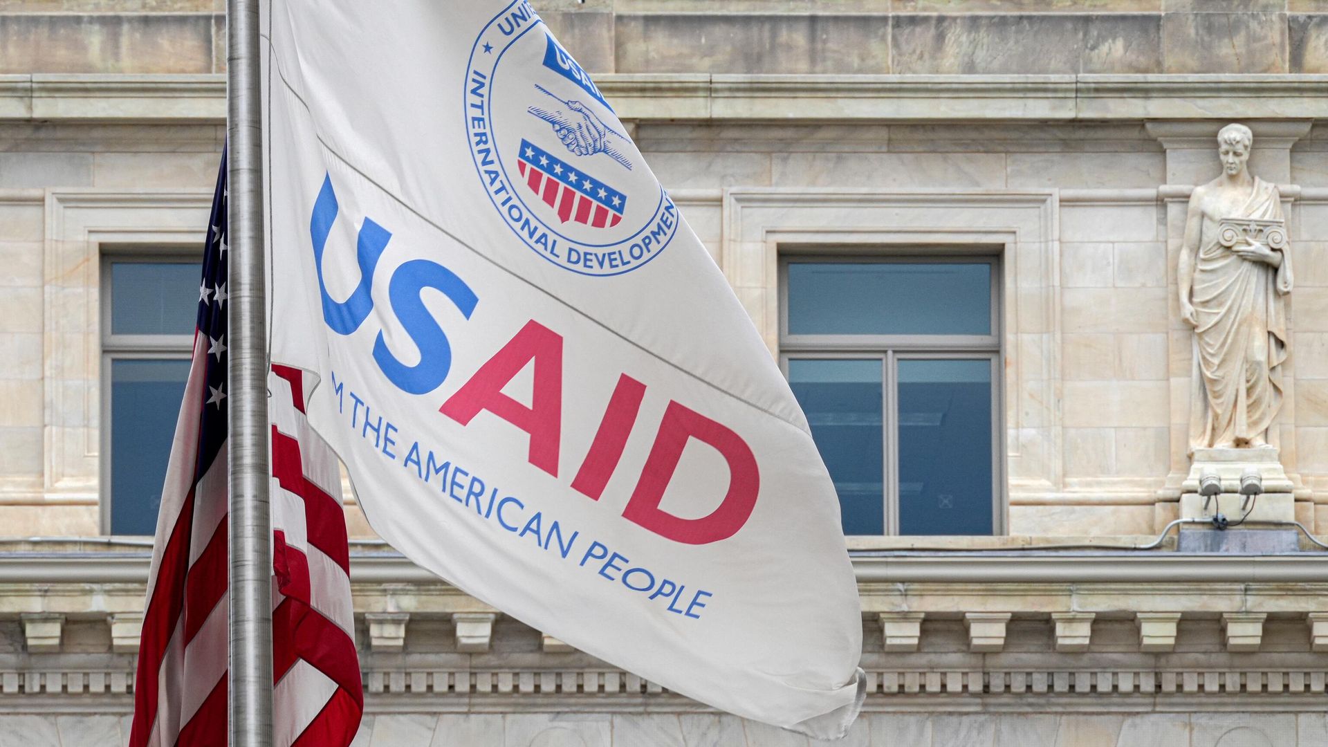 Флаг у штаб-квартиры USAID в Вашингтоне Флаг у штаб-квартиры USAID в Вашингтоне - РИА Новости, 1920, 03.02.2025