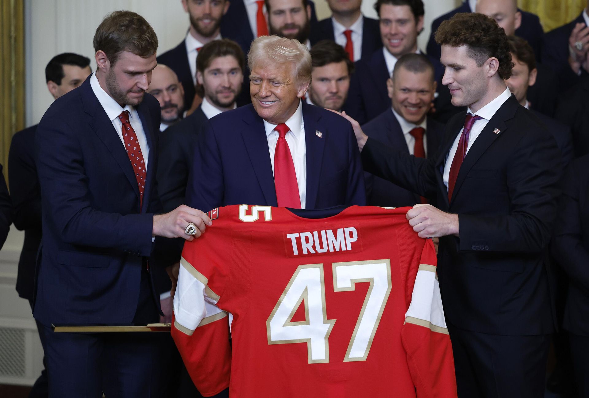 Президент США Дональд Трамп во время приема хоккеистов Флориды Пантерз в Белом доме, на котором присутствовали российские хоккеисты Сергей Бобровский и Дмитрий Куликов  - РИА Новости, 1920, 04.02.2025