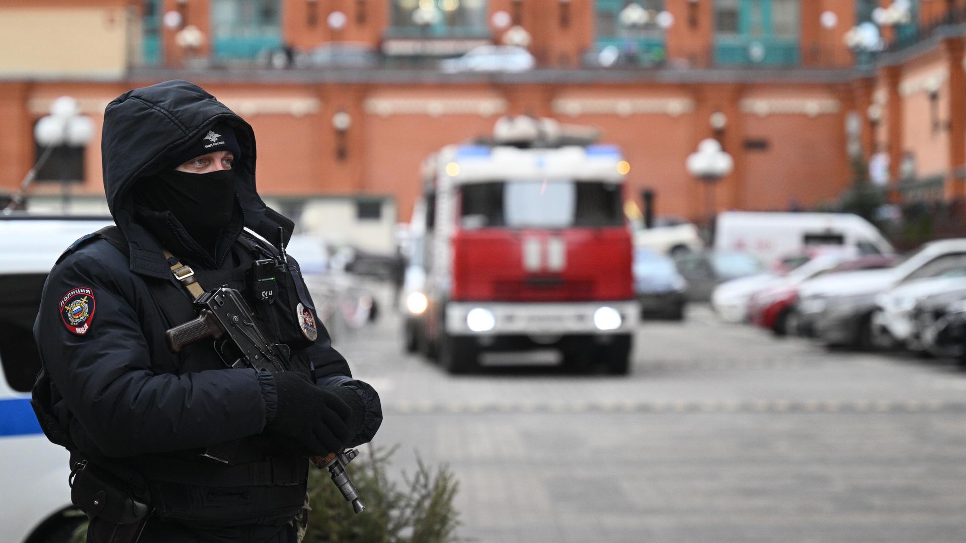 Сотрудник правоохранительных органов на месте взрыва в жилом комплексе Алые паруса Сотрудник правоохранительных органов на месте взрыва в жилом комплексе Алые паруса - РИА Новости, 1920, 12.03.2025