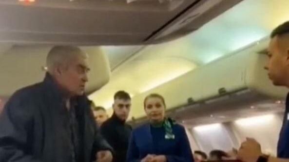 Мужчина устроил дебош на борту самолета Мужчина устроил дебош на борту самолета - РИА Новости, 1920, 04.02.2025