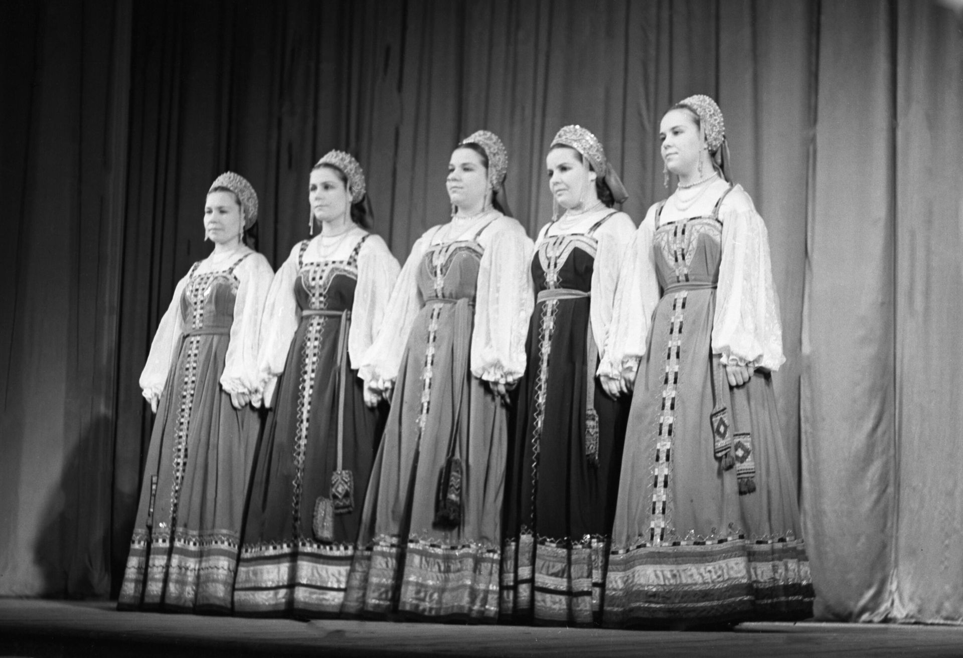 Выступление советского женского вокального ансамбля Сестры Федоровы, слева направо: Нина, Нинель, Анастасия, Екатерина и Галина Выступление советского женского вокального ансамбля Сестры Федоровы, слева направо: Нина, Нинель, Анастасия, Екатерина и Галина - РИА Новости, 1920, 05.02.2025